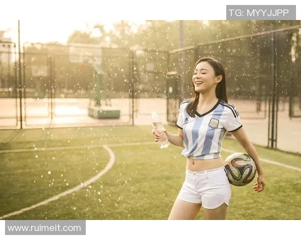 足球明星化身普通人街头踢球引发路人惊喜与欢笑